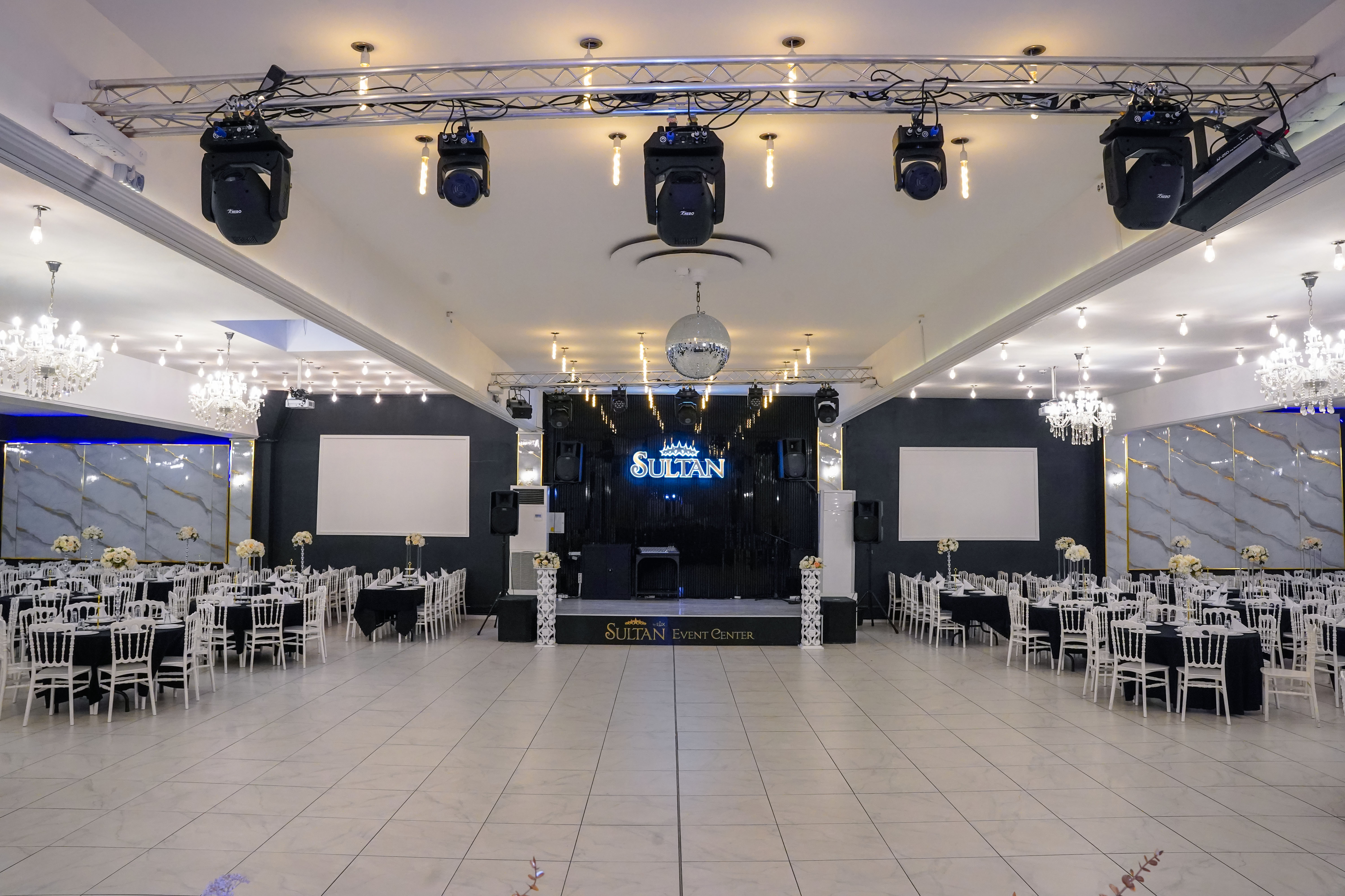 Sultan Event Center - Buehnenansicht beleuchtet
