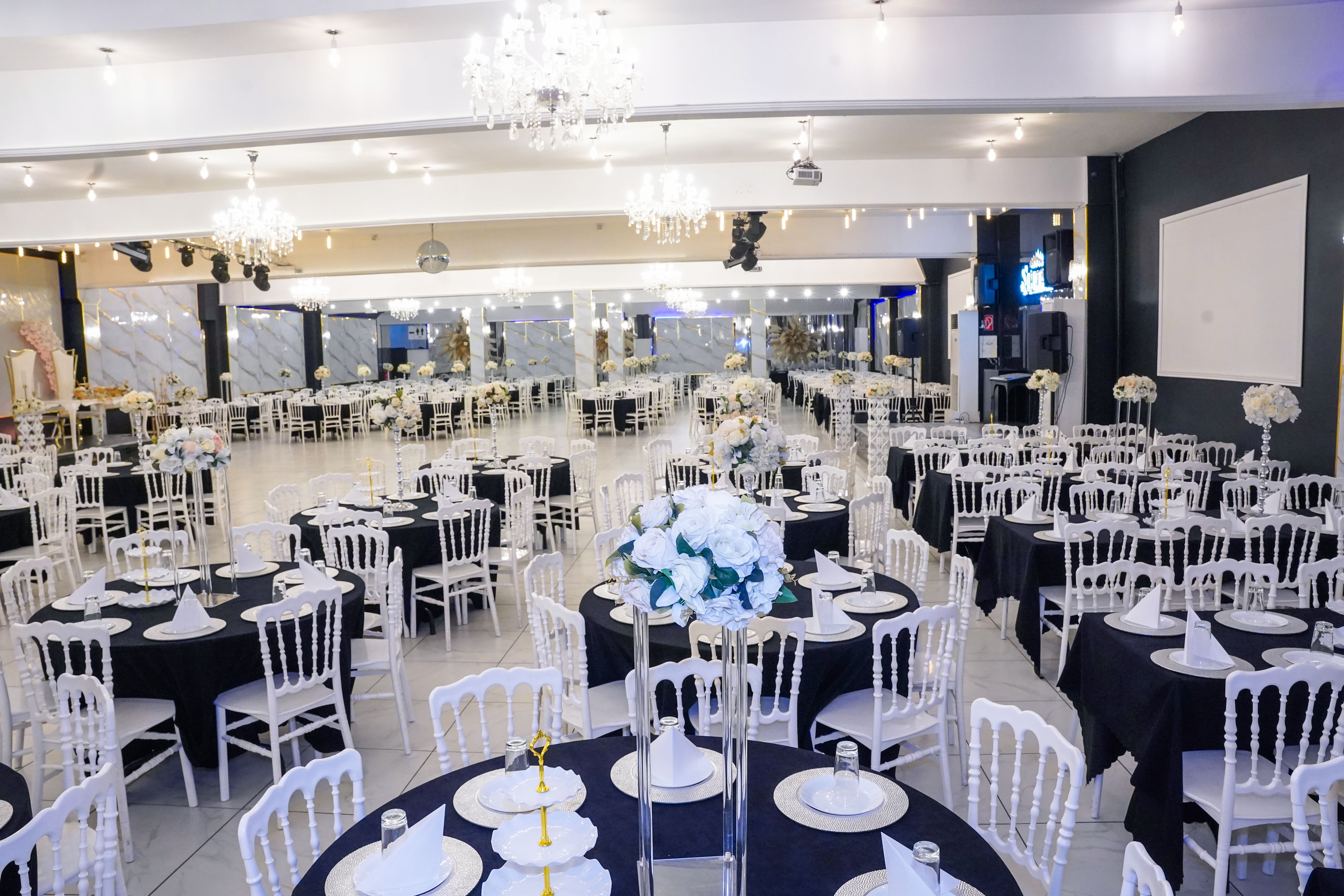 Sultan Event Center - Elegante Tischarrangements
